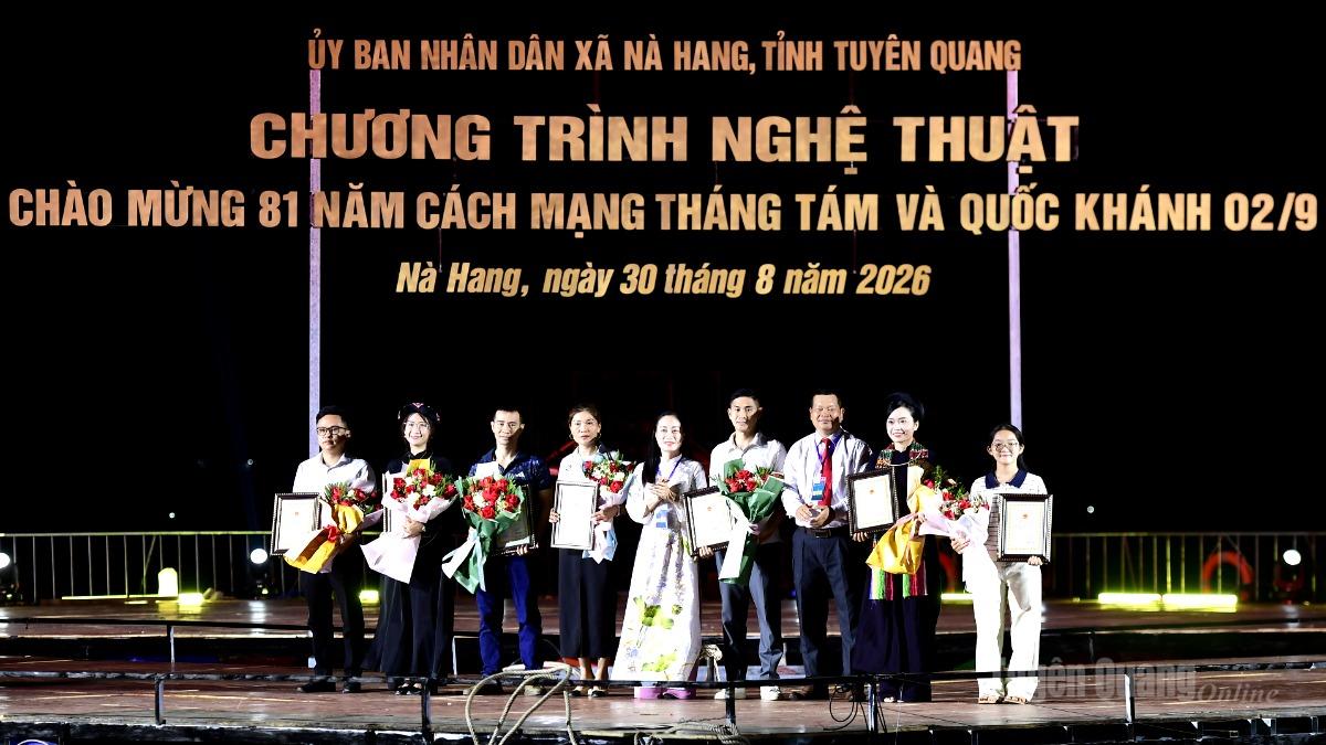 Lãnh đạo xã Nà Hang trao giải Cuộc thi sáng tác video du lịch xã Nà Hang cho các tác giả.