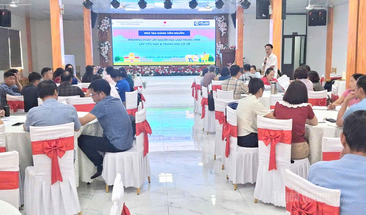 Các giáo viên tham gia lớp tập huấn phương pháp lấy người học làm trung tâm.