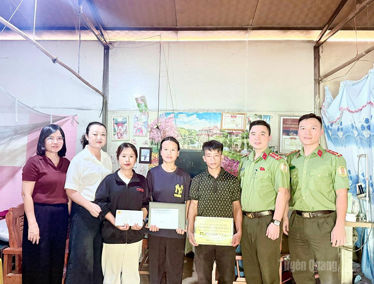 Báo và phát thanh, truyền hình Tuyên Quang cùng các nhà hảo tâm trao tiền hỗ trợ cho em Hoàng Thị Hải Yến, thôn 7 Minh Tiến, xã Bình Xa.