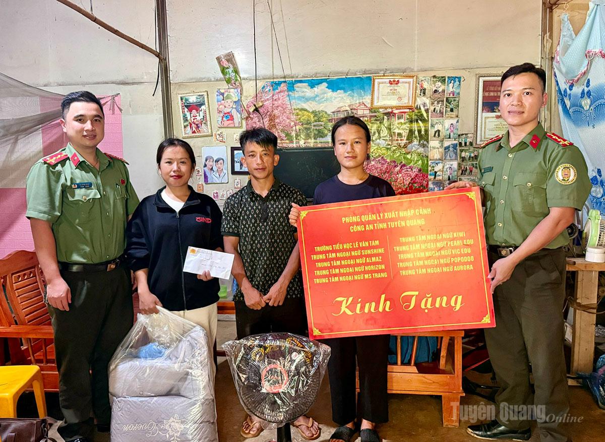 Phòng Quản lý Xuất nhập cảnh, Công an tỉnh trao quà và kinh phí cho em Hoàng Thị Hải Yến.