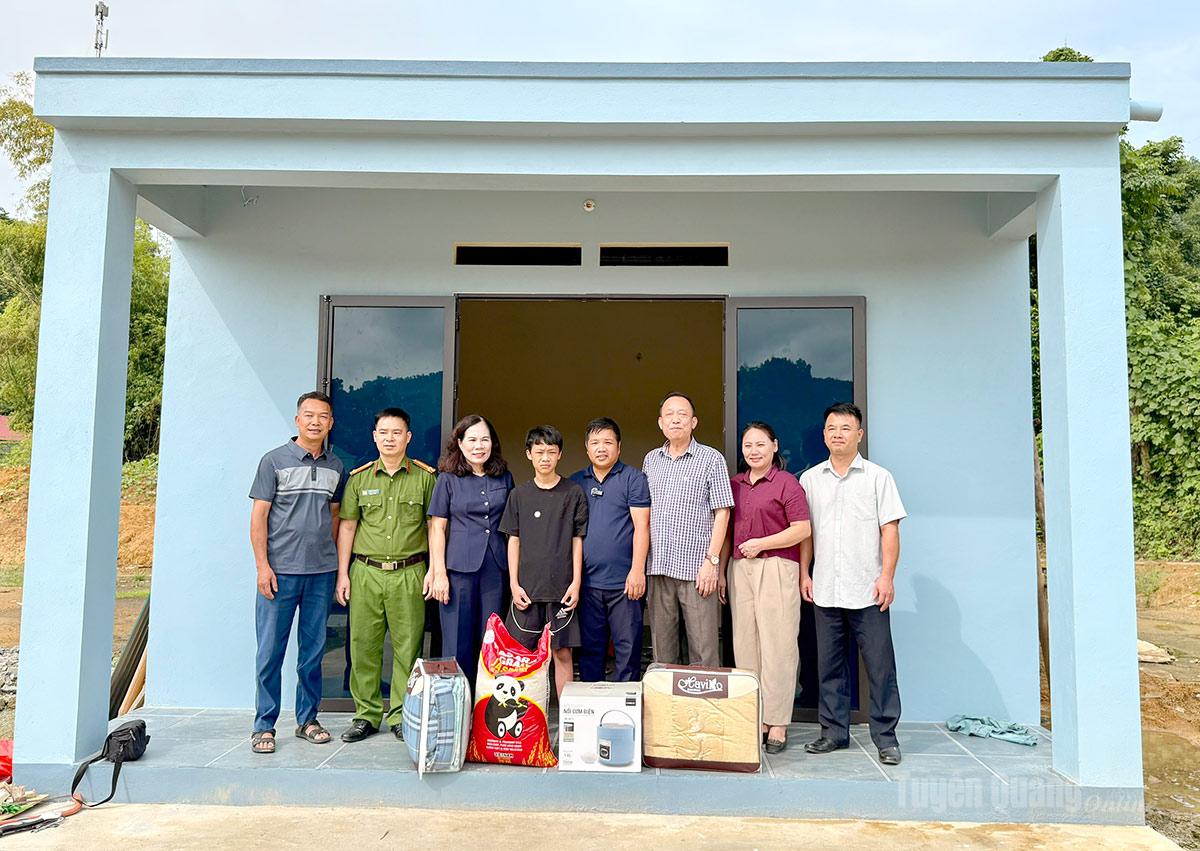 Lãnh đạo Báo và phát thanh, truyền hình Tuyên Quang và các nhà hảo tâm tặng quà cho em Giàng Trần Hưng.