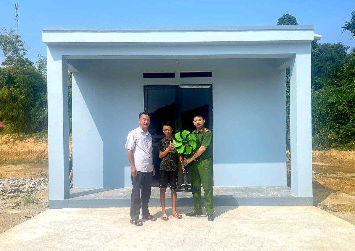 Công an xã tặng quà vào nhà mới cho em Giàng Trần Hưng.