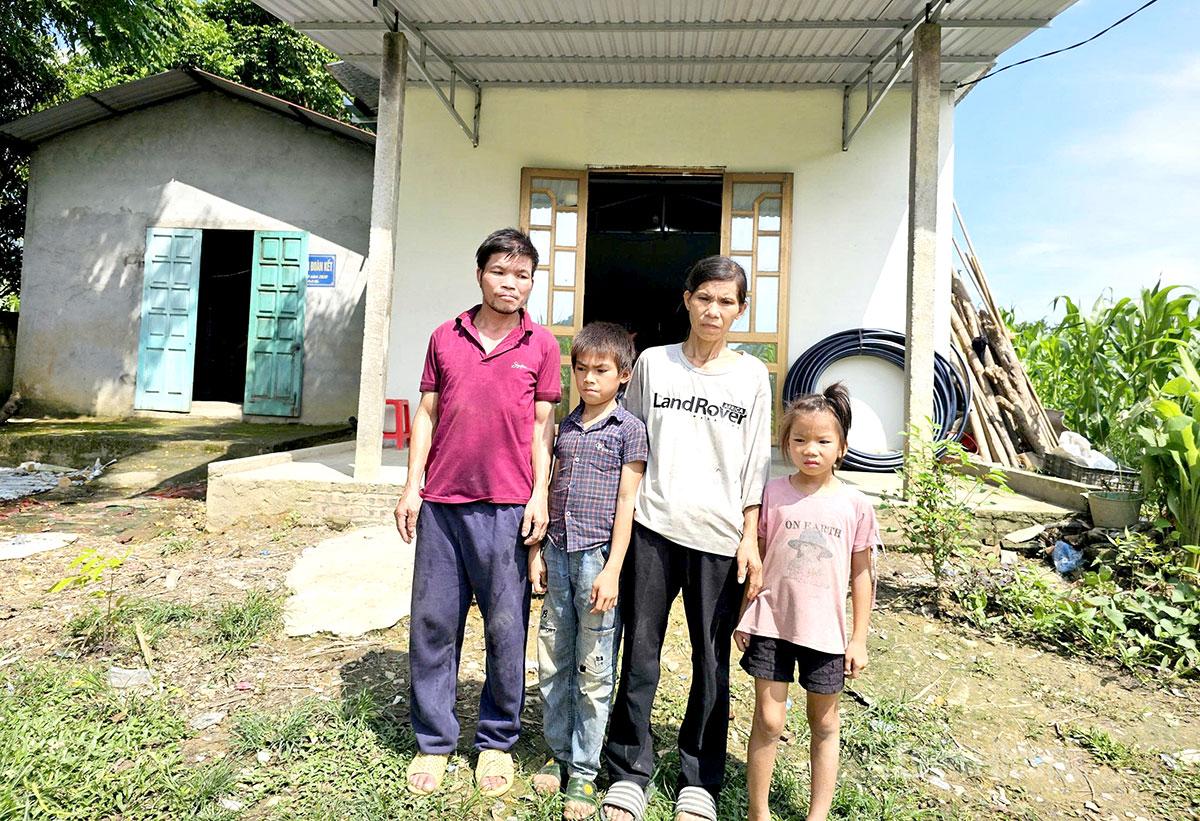 Khánh thành nhà cho gia đình anh Đặng Văn Cu và chị Lý Thị Trao, thôn Lang Chua, xã Trung Hà.