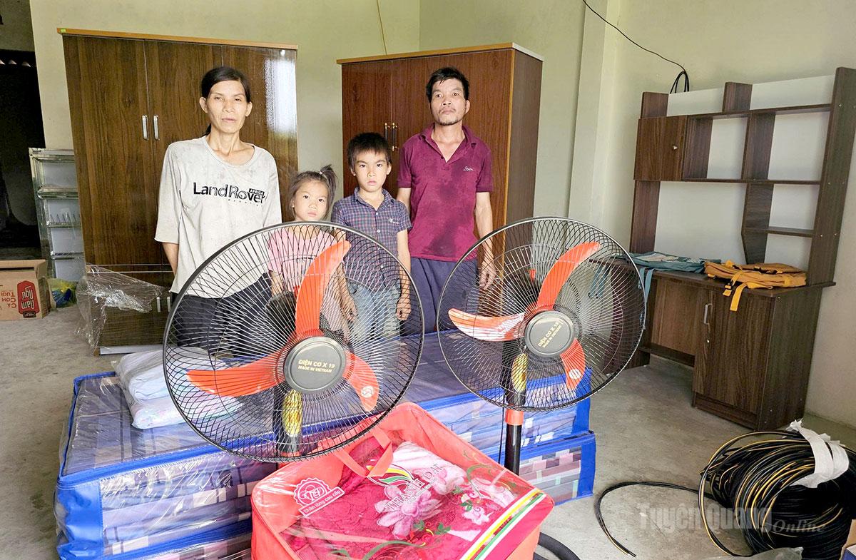 Các nhà hảo tâm tặng đồ dùng vào nhà mới cho gia đình anh Đặng Văn Cu và chị Lý Thị Trao.