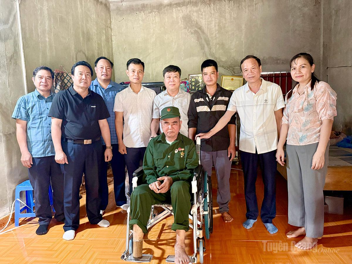 Lãnh đạo Báo và phát thanh, truyền hình Tuyên Quang; Đảng ủy, HĐND, UBND và Ủy ban MTTQ  xã Nấm Dẩn đại diện nhà tài trợ trao xe lăn cho cựu chiến binh Sùng Sảo Minh.