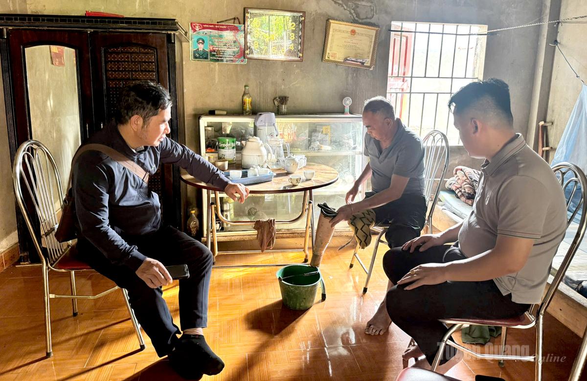 Cán bộ xã Nấm Dẩn, thăm hỏi cựu chiến binh Sùng Sào Minh, thôn Na Lan.