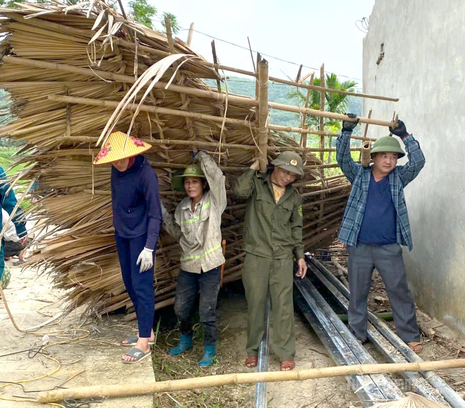 Cấp ủy, chính quyền xã Bằng Hành, tỉnh Tuyên Quang chung tay sửa chữa ngôi nhà cho gia đình chị Hoàng Thị Hó, thôn Thác Vệ.