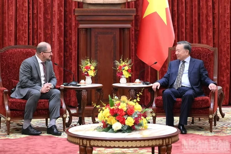 General Secretary of the Communist Party of Viet Nam Central Committee and President To Lam (R) meets with President and CEO of Qualcomm Incorporated Cristiano Amon in Ha Noi on August 27. (Photo: nhandan.vn)