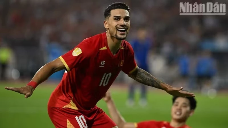 Hoang Hen celebrates after assisting the equaliser for Viet Nam. (Photo: Tran Hai)