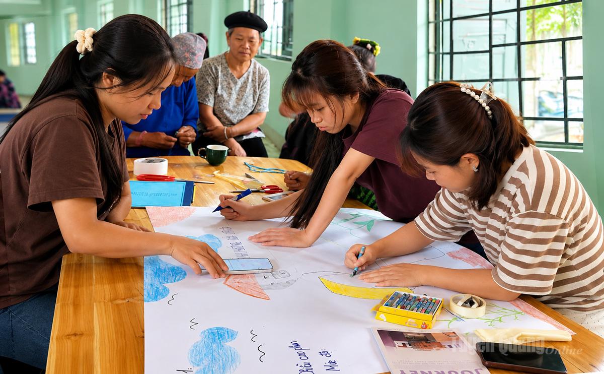Người dân Nghĩa Thuận tham gia lớp huấn luyện IPHM 
trên cây lúa.