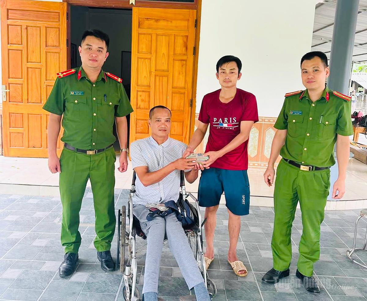 Công an xã Linh Hồ phối hợp trao trả gần 100 triệu đồng cho ông Hoàng Văn Tướng sau khi anh Dương Văn Chảng nhặt được và chủ động trả lại người đánh mất.