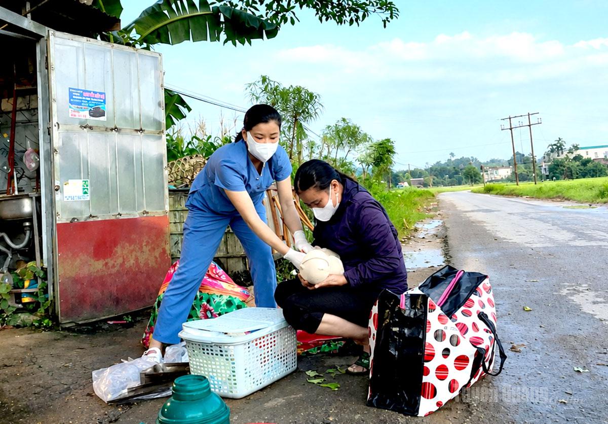 Chị Nguyễn Thị Đông đỡ đẻ cho sản phụ trở dạ trên đường đến bệnh viện.