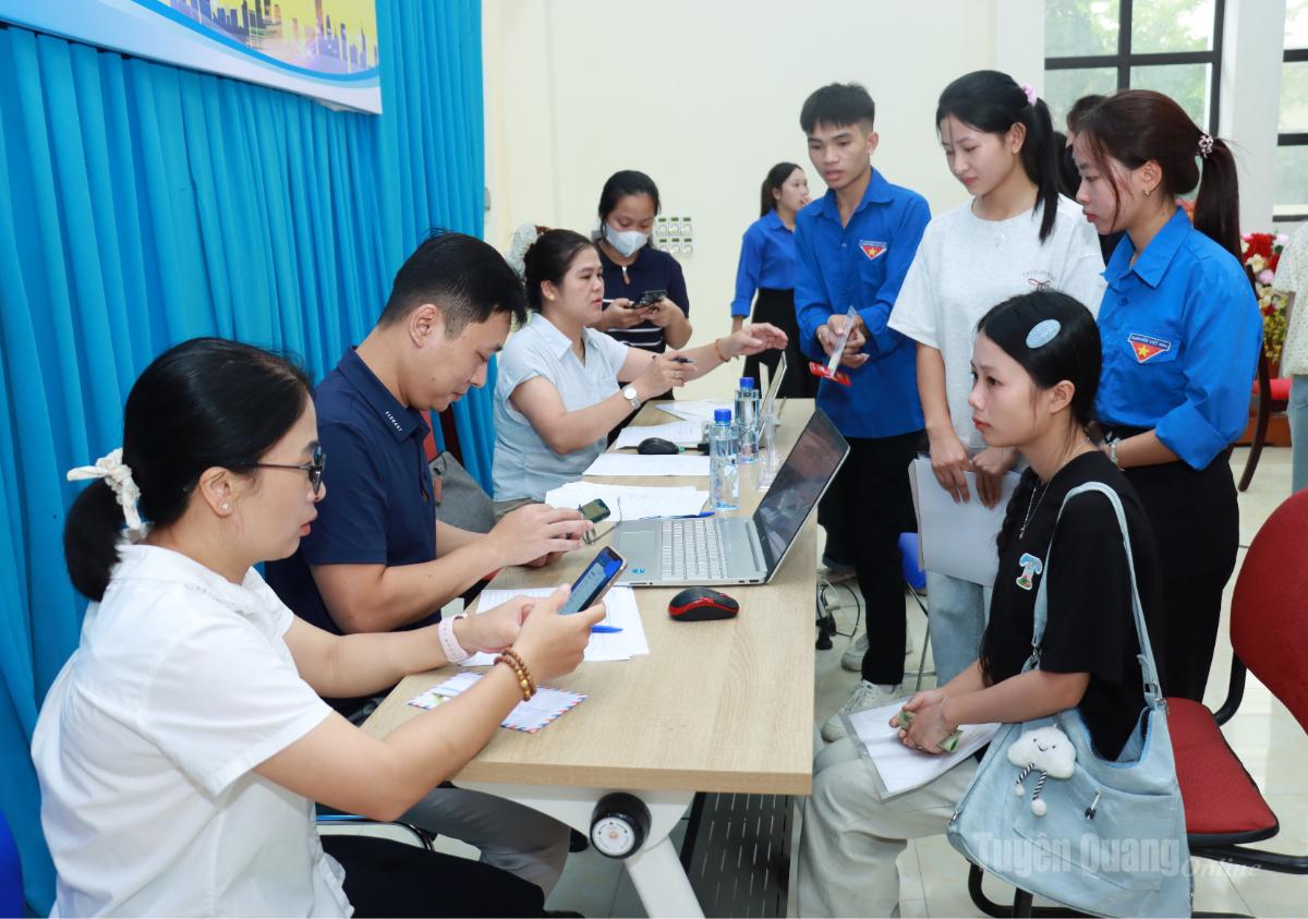 Cán bộ Phân hiệu Đại học Thái Nguyên tại Hà Giang hướng dẫn sinh viên thực hiện các thủ tục nhập học.