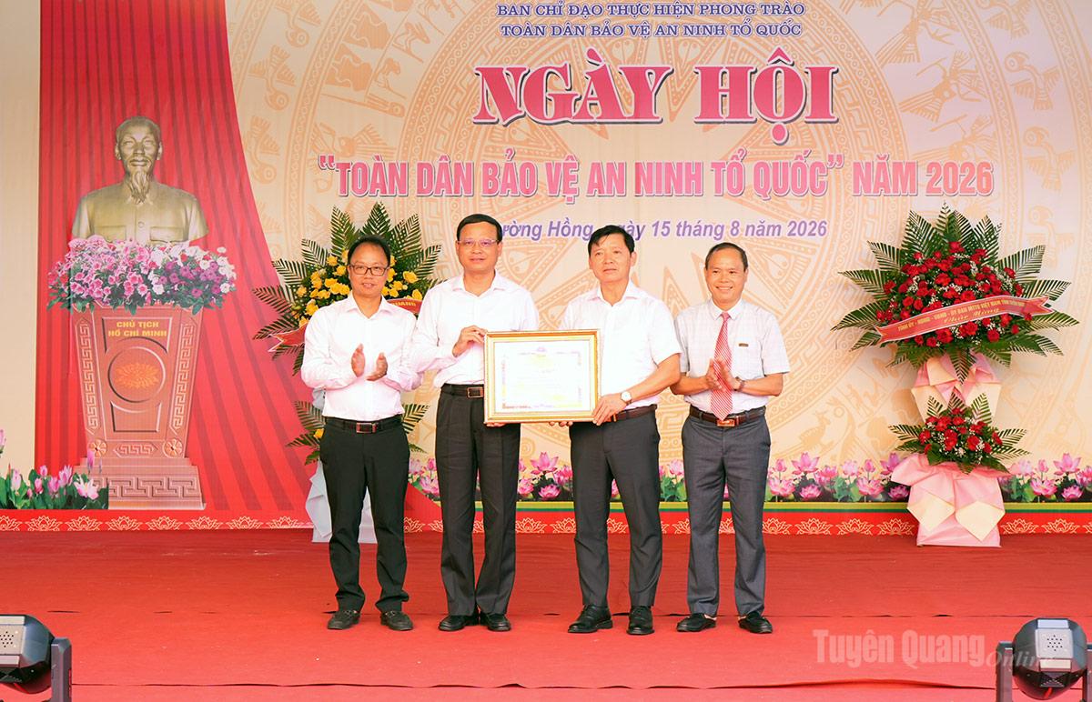 Phó Chủ tịch Thường trực UBND tỉnh Nguyễn Mạnh Tuấn trao Bằng khen của Chủ tịch UBND tỉnh cho Nhân dân và cán bộ xã Đường Hồng vì đã có thành tích xuất sắc trong Phong trào Toàn dân bảo vệ an ninh Tổ quốc và tổ chức các hoạt động tiến tới.