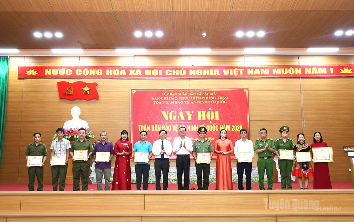 Phó Chủ tịch Thường trực UBND tỉnh Nguyễn Mạnh Tuấn và lãnh đạo Công an tỉnh, lãnh đạo xã Bắc Mê khen thưởng các cá nhân, tập thể có thành tích tiêu biểu trong phong trào Toàn dân bảo vệ an ninh Tổ quốc.