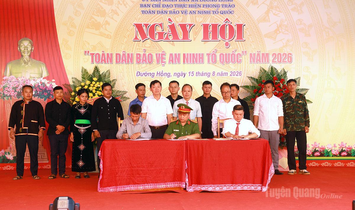 Công an xã Đường Hồng, các cơ quan, đơn vị và thôn, bản trên địa bàn xã ký giao ước thi đua năm 2026.