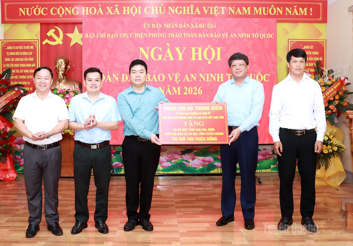 Đồng chí Hà Trung Kiên, Phó Chủ tịch Thường trực Uỷ ban MTTQ tỉnh tặng xã Du Già 8 bộ máy tính trị giá 160 triệu đồng.