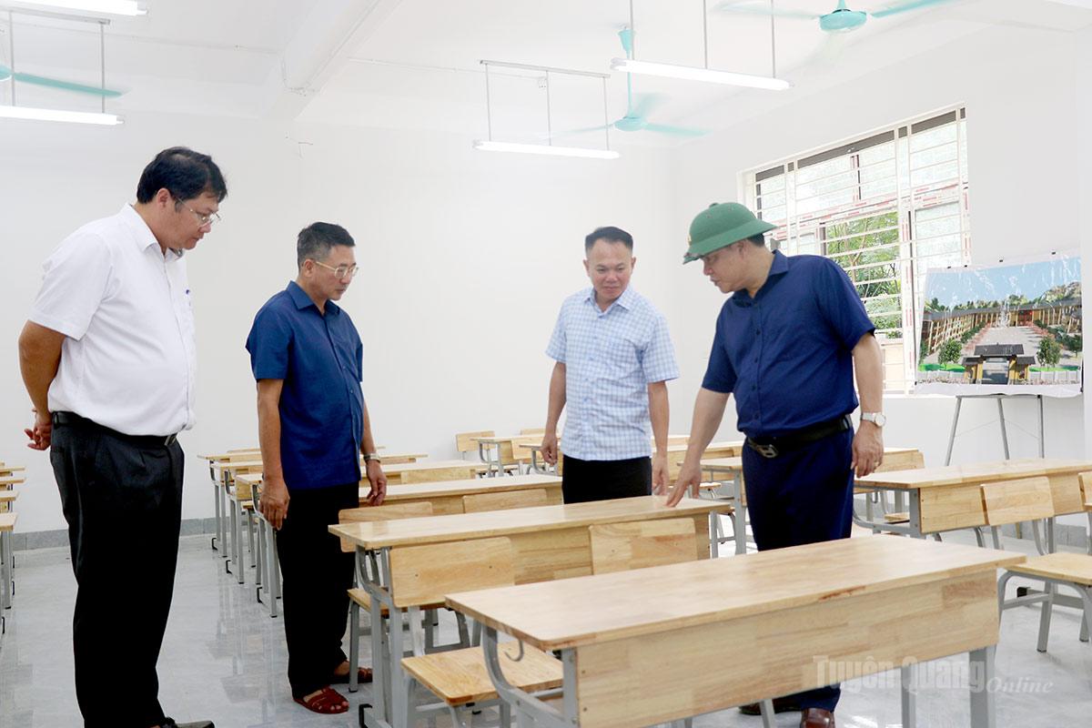 Đồng chí Hoàng Gia Long, Uỷ viên Ban Thường vụ Tỉnh uỷ, Phó Chủ tịch UBND tỉnh kiểm tra lớp học của dự án.