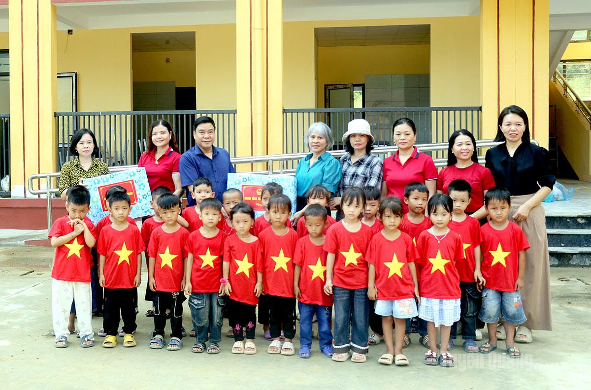 Phó chủ tịch UBND tỉnh Hoàng Gia Long tặng quà cho các em học sinh Trường phổ thông nội trú Tiểu học và THCS Minh Tân.