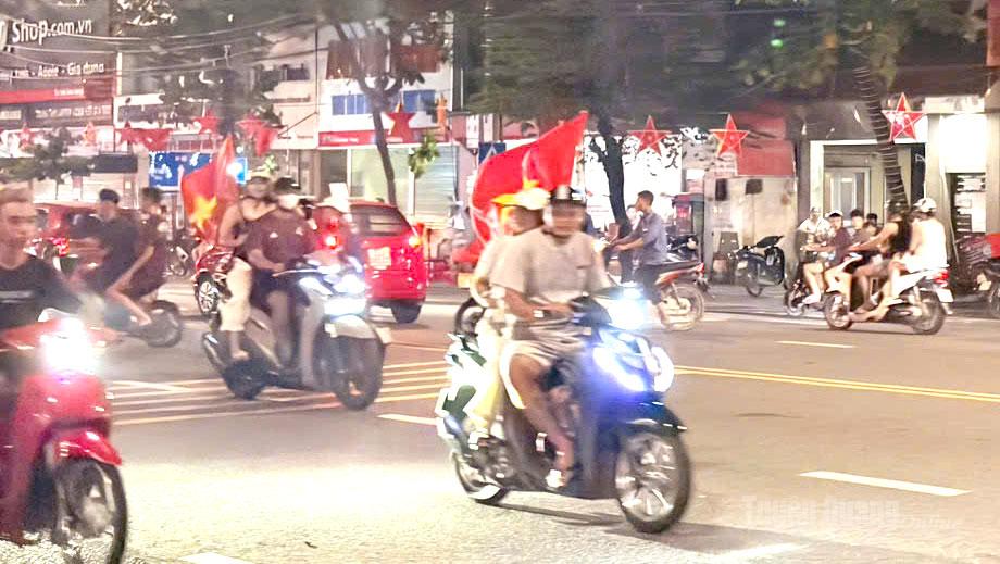 Xuống phố với tất cả niềm hân hoan và tự hào.