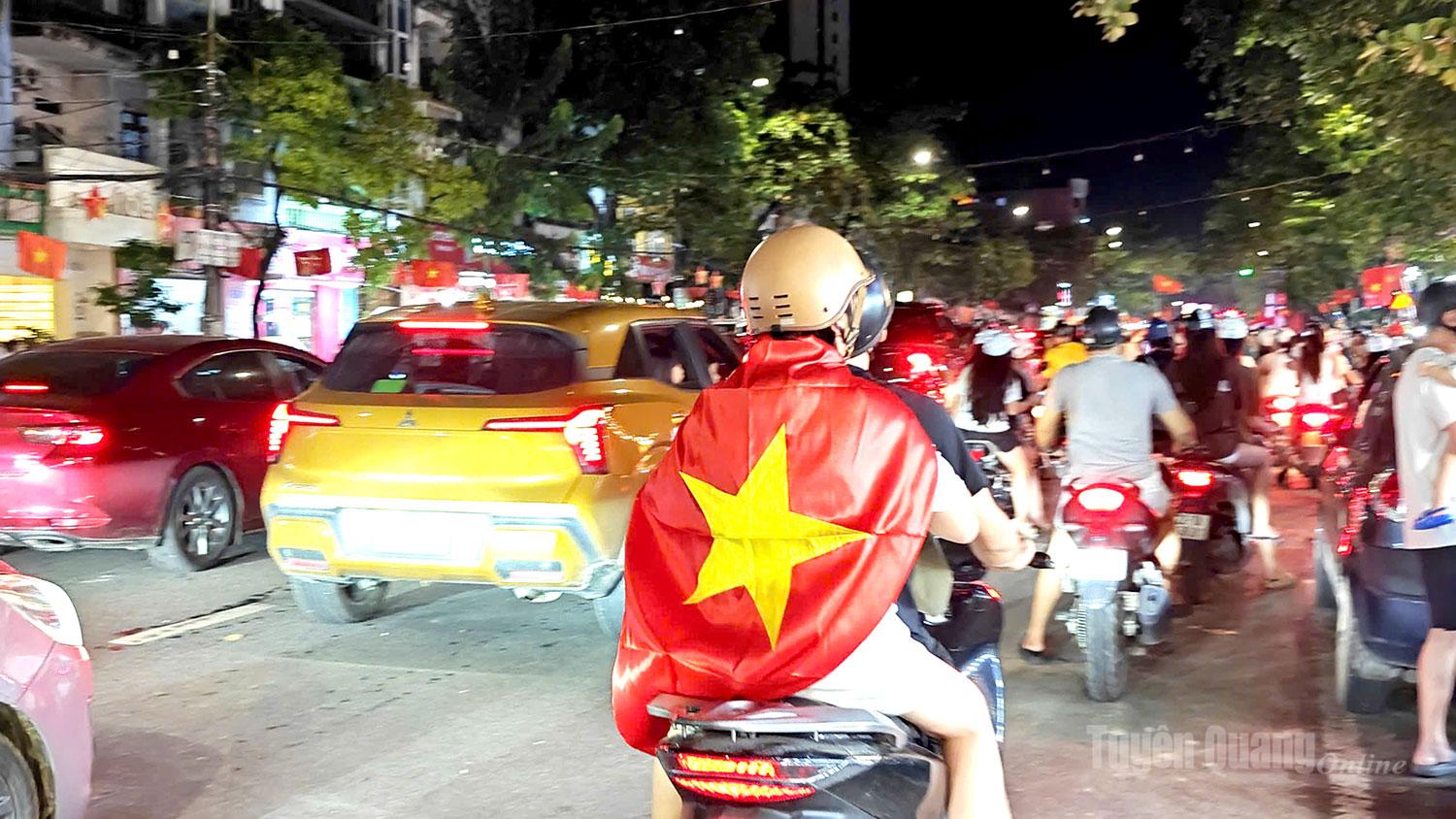 Màu cờ tôi yêu, thăng hoa cảm xúc khi chúng ta đã giành chiến thắng trước đội tuyển Thái Lan.