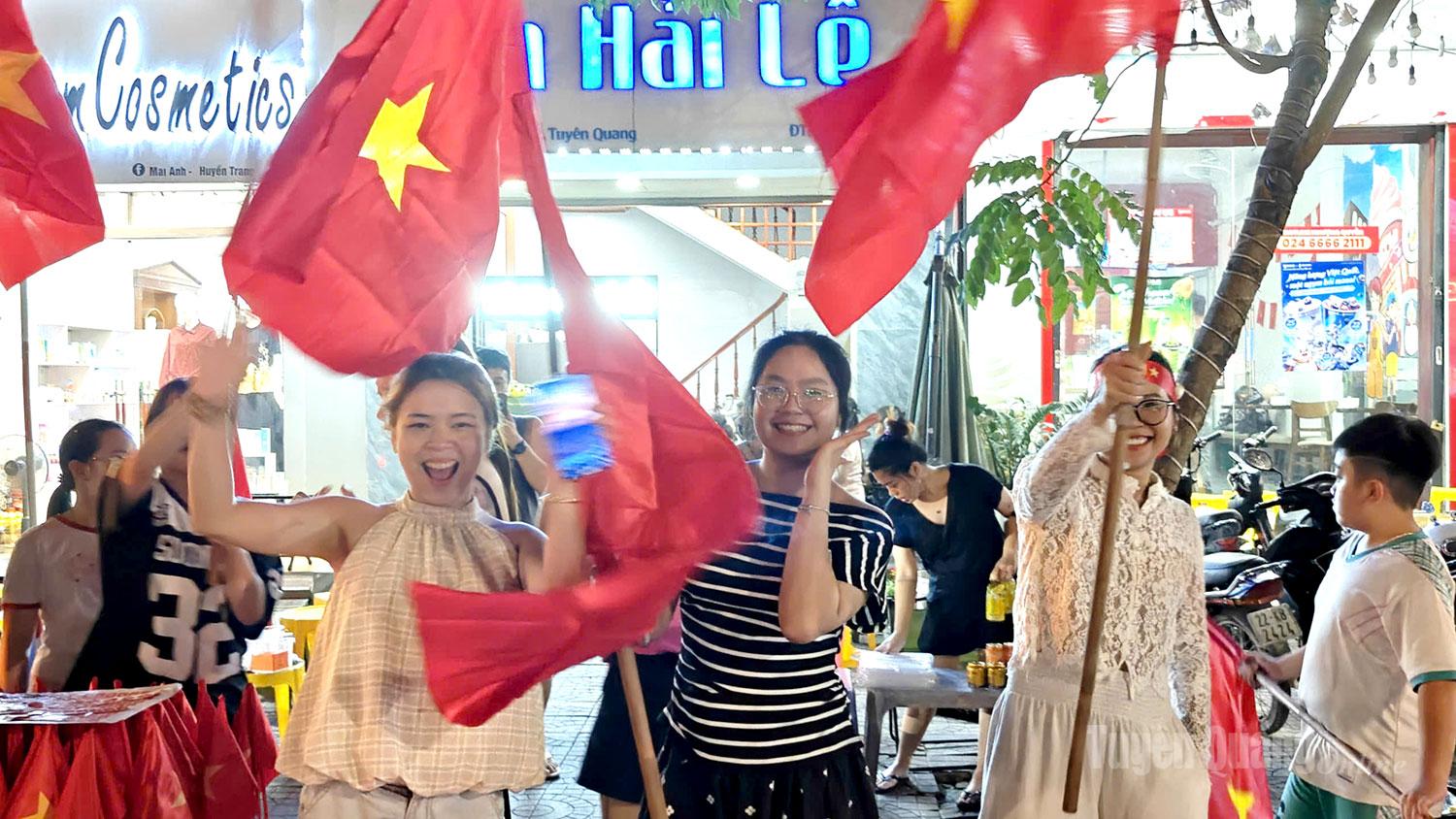 Đội tuyển Việt Nam vô địch cũng khiến những cô gái Tuyên Quang trở nên xinh đẹp, rạng rỡ hơn bao giờ hết.