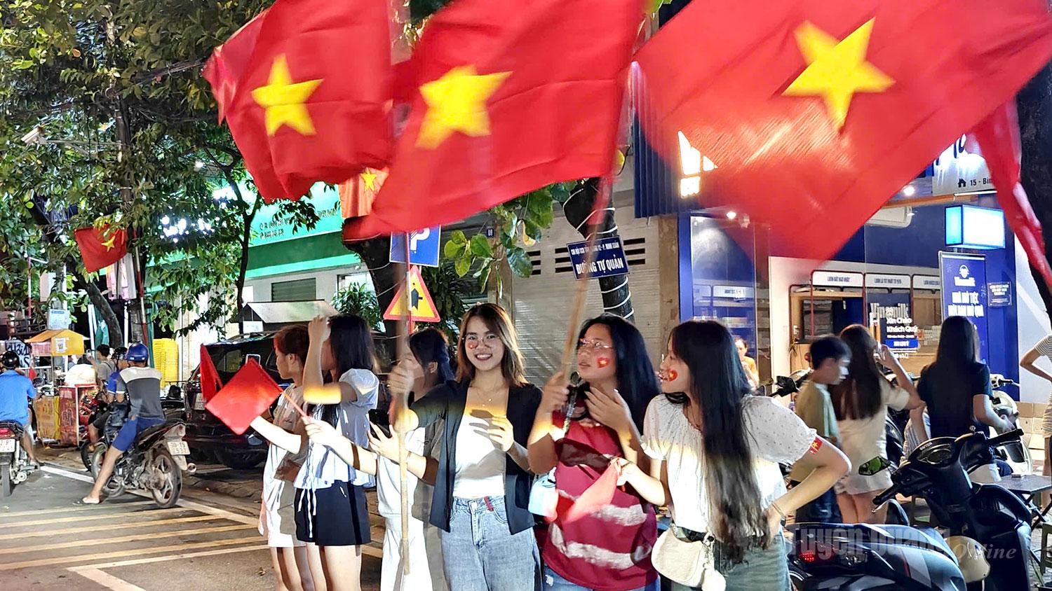 Cờ đỏ sao vàng và hô vang “Việt Nam vô địch”.
