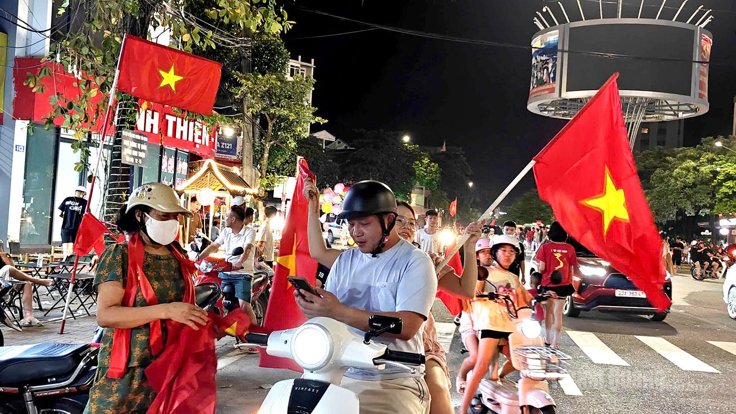 Phải có một lá cờ Tổ quốc để mừng chiến thắng.