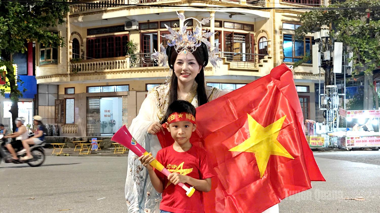 “Chị Hằng cũng không thể đứng ngoài cuộc với chiến thắng của đội tuyển Việt Nam tối hôm nay.