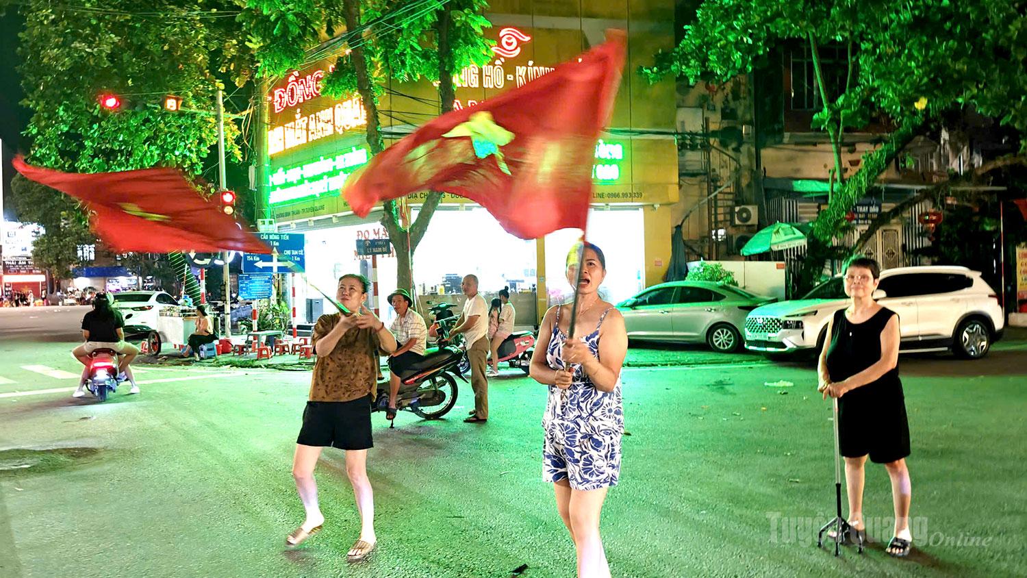 Hết mình với màu cờ sắc áo, một chiến thắng nức lòng người dân cả nước.