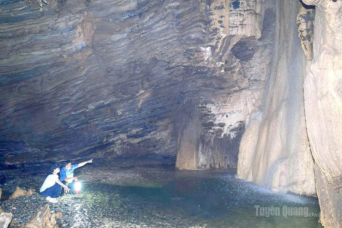 A waterfall cascades from above into a crystal-clear, refreshingly cool stream, creating an enchanting and otherworldly atmosphere. With its largely untouched beauty, the site is expected to become an attractive trekking destination in Vietnam’s northernmost region.
