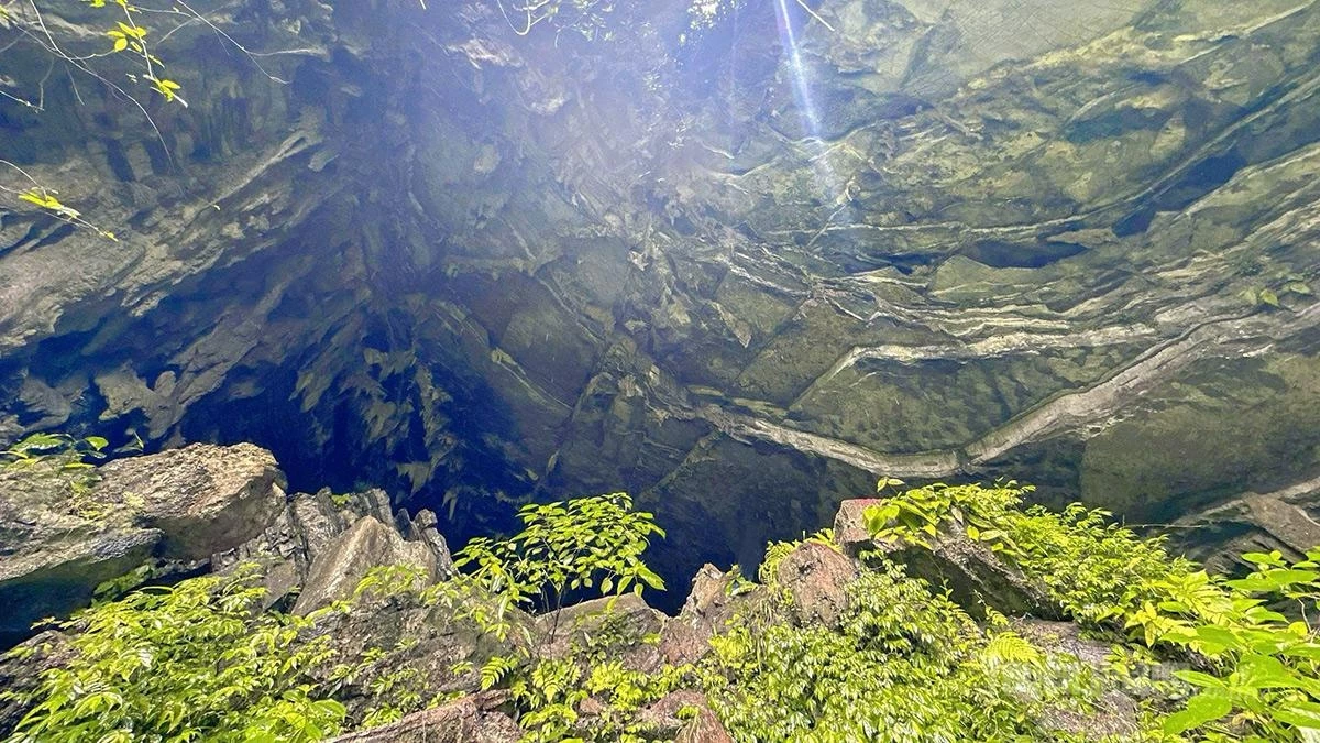 After venturing more than 1 km into the cave, visitors are greeted by an impressive landscape. Sunlight filters through the cave entrance and passes through the rock walls, creating stunning shafts of sparkling light.