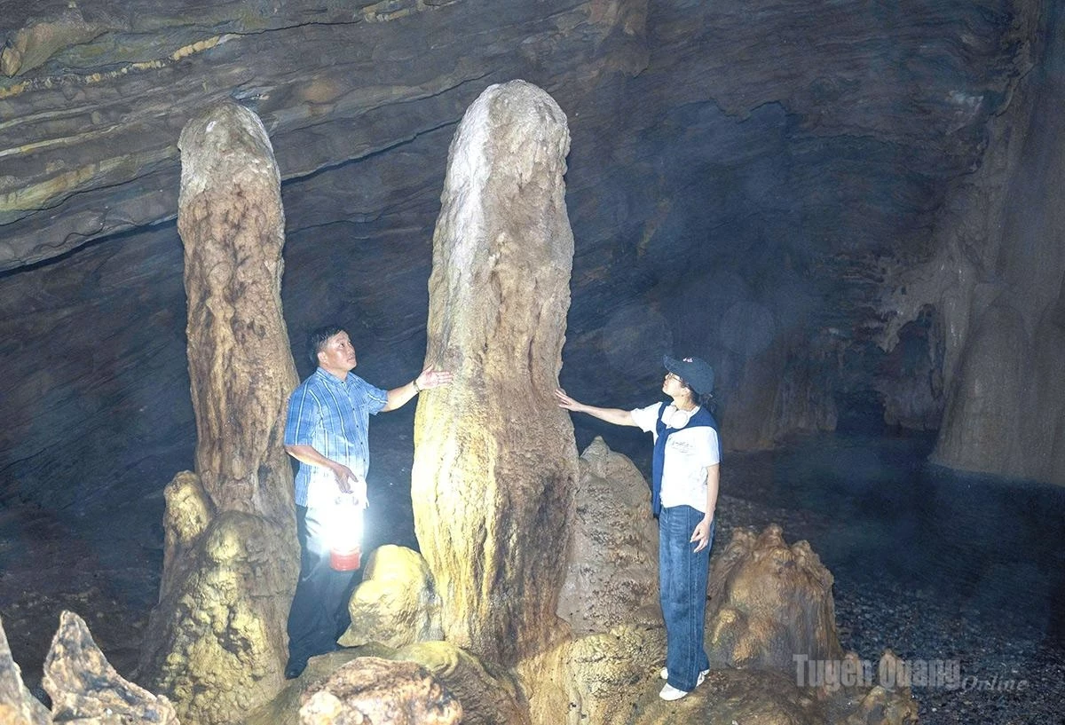 Deep inside the cave are numerous passages and chambers, adorned with naturally formed stalactites and cave formations in a variety of beautiful shapes and colors.