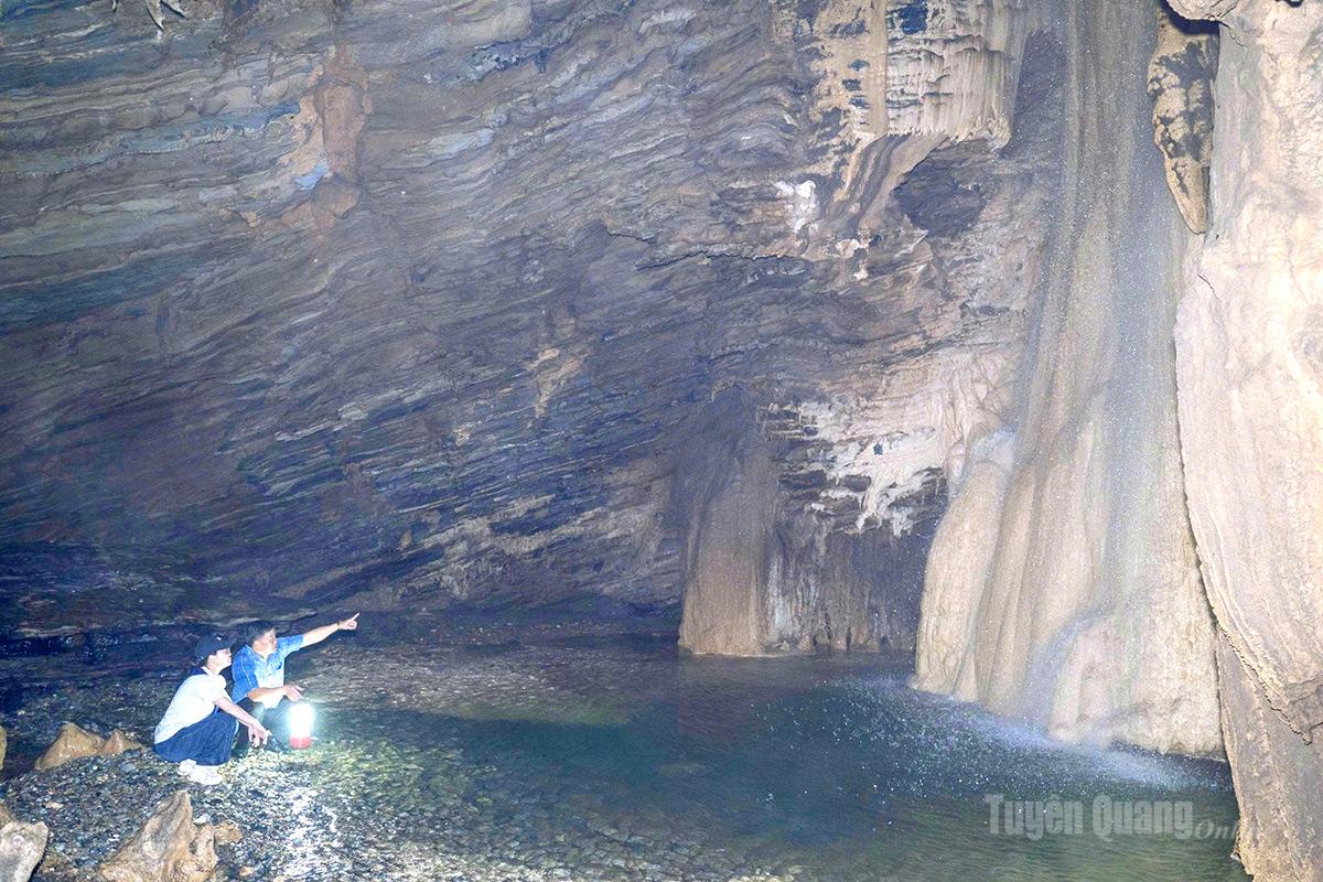 Dòng thác đổ từ độ cao xuống dòng nước trong veo, mát lạnh tạo nên không gian đầy huyền ảo. Với vẻ đẹp còn hoang sơ, nơi đây hứa hẹn sẽ trở thành một điểm du lịch trekking hấp dẫn nơi địa đầu cực Bắc.