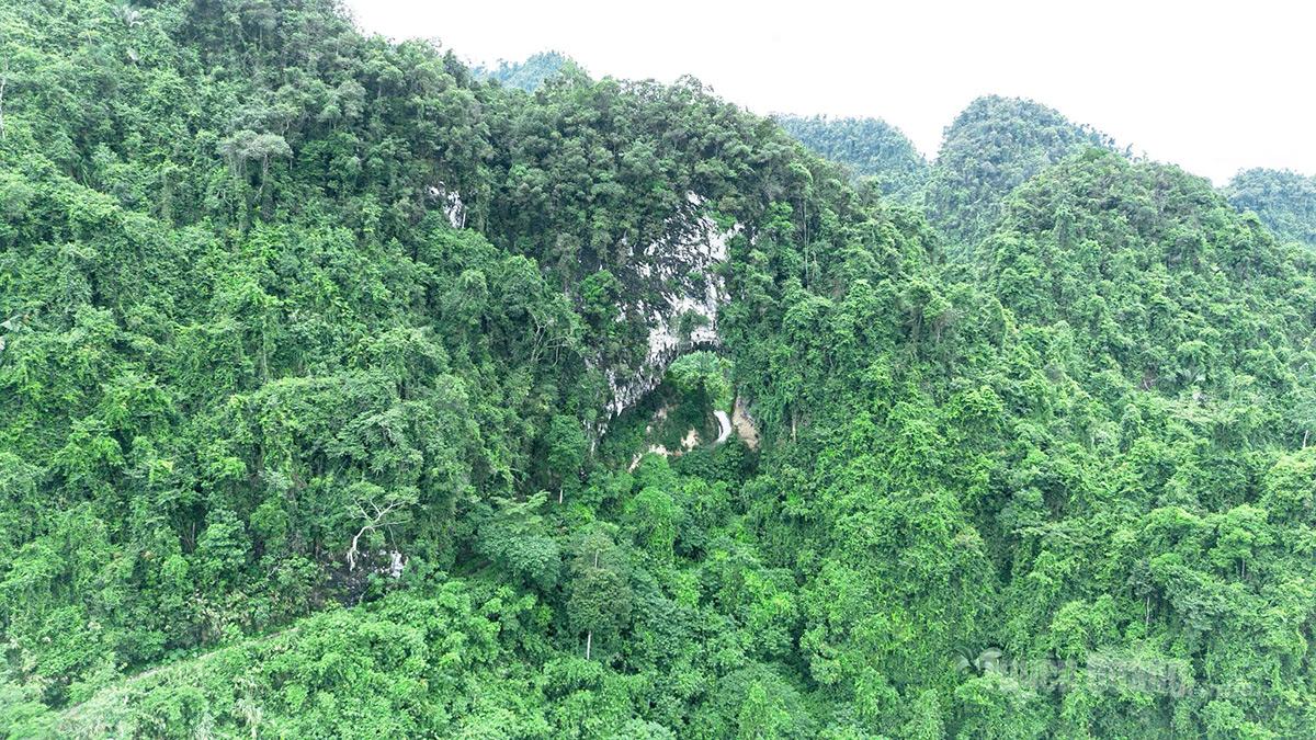Toàn cảnh Hang Thủng nhìn từ trên cao.