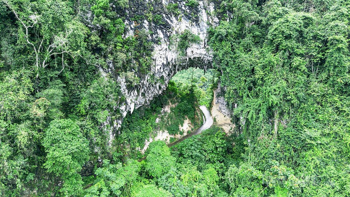 Hang Thủng thuộc địa bàn thôn Minh Thành. Tên gọi Hang Thủng vì trên lưng chừng dãy núi đá có một lỗ thủng khổng lồ xuyên qua lòng núi.