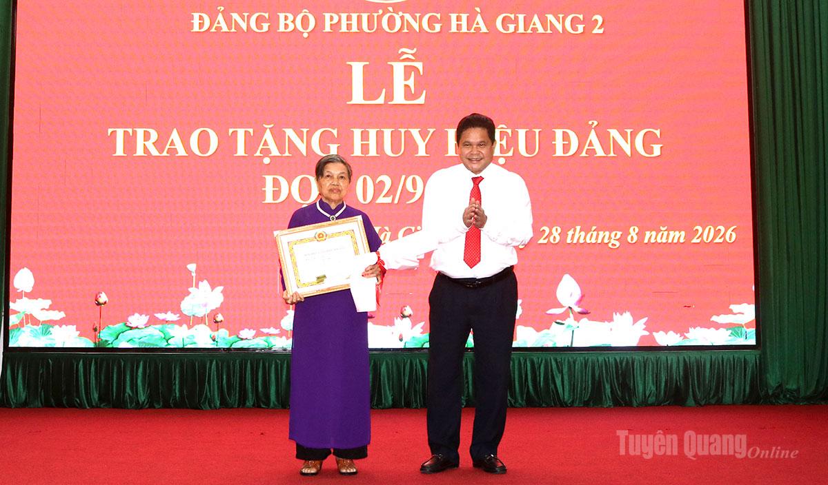 Đồng chí Vàng Seo Cón, Ủy viên Ban Thường vụ Tỉnh ủy, Bí thư Đảng ủy, Chủ tịch HĐND phường Hà Giang 2 trao Huy hiệu 65 năm tuổi Đảng cho đảng viên thuộc Đảng bộ phường Hà Giang 2.