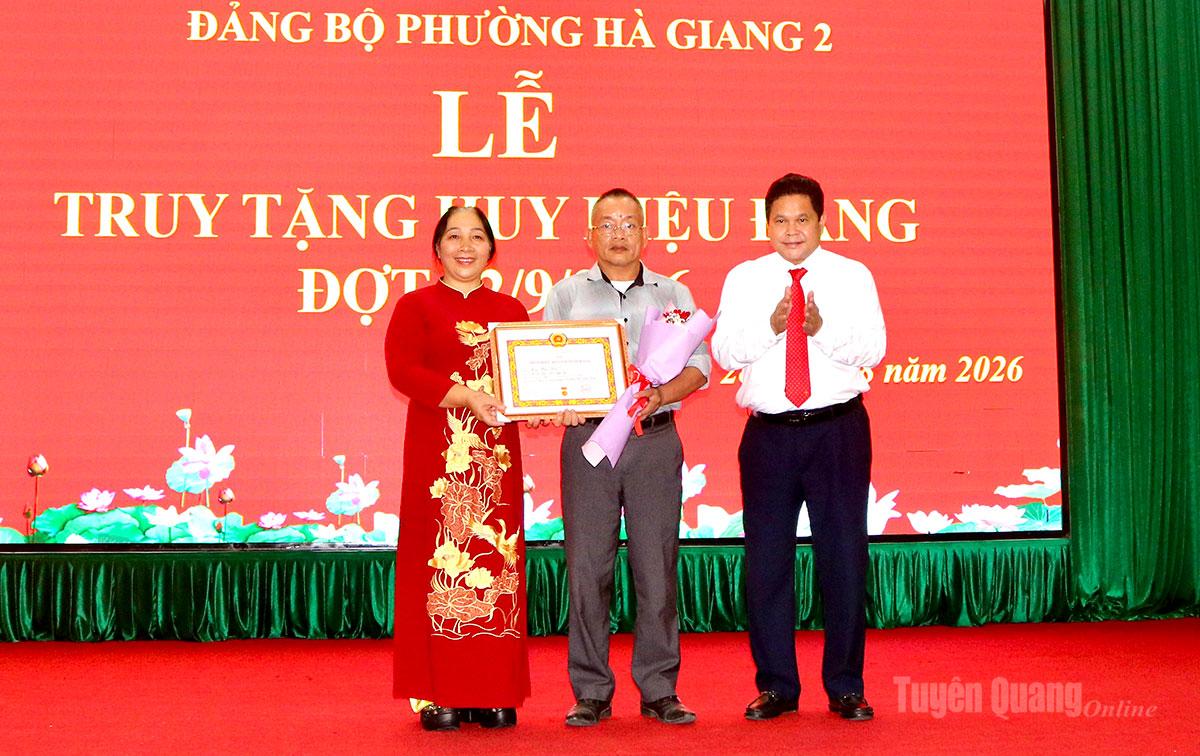 Đồng chí Vàng Seo Cón, Ủy viên Ban Thường vụ Tỉnh ủy, Bí thư Đảng ủy, Chủ tịch HĐND phường Hà Giang 2 trao Huy hiệu 60 năm tuổi Đảng truy tặng cho thân nhân đảng viên.