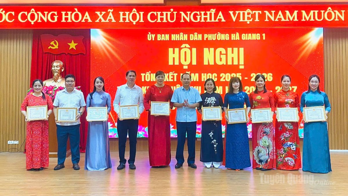Các thầy, cô giáo có thành tích xuất sắc được khen thưởng tại hội nghị.