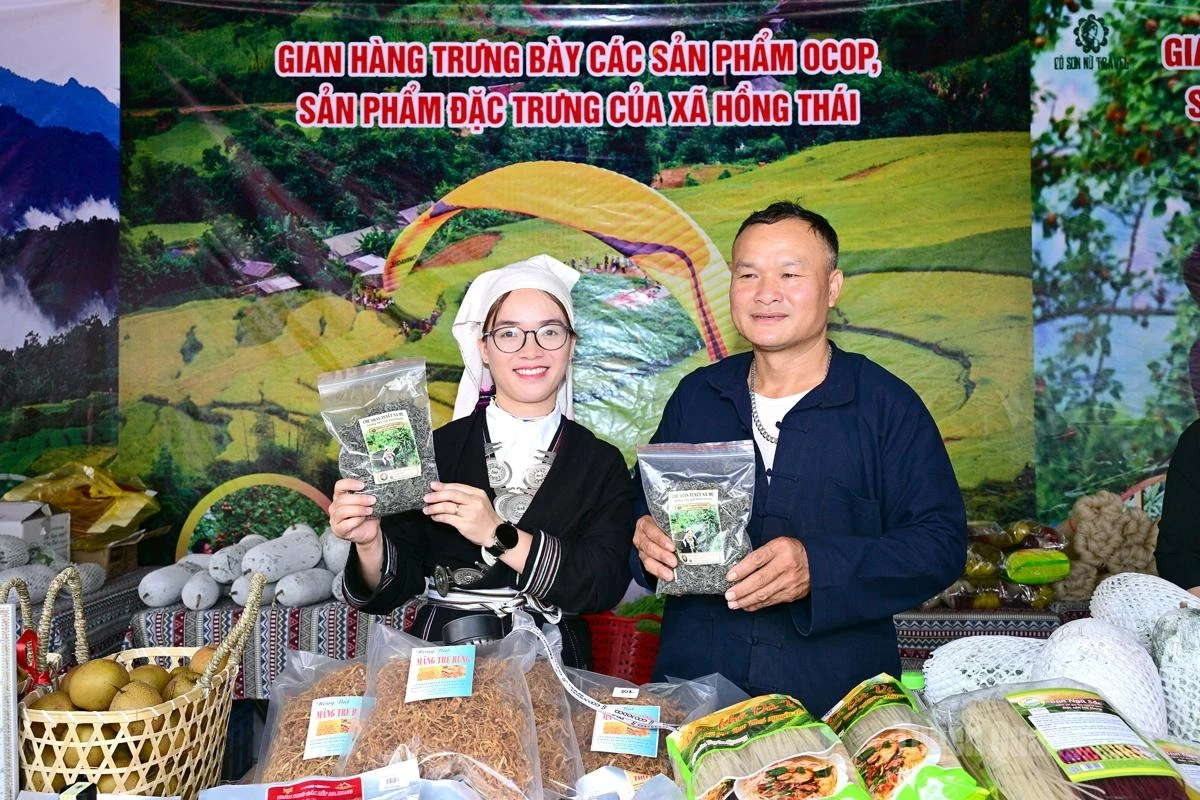 Trieu Tien Quoc, a Dao Tien ethnic people from Khau Trang Village, produces traditional wood-fired Shan Snow tea.
