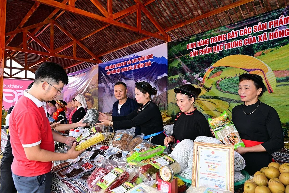 An OCOP products booth at the Hong Thai Commune market.