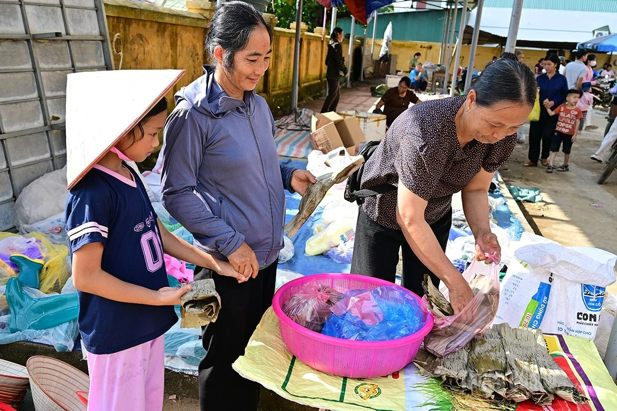 Shoppers buy banh gai and banana root cakes as gifts.