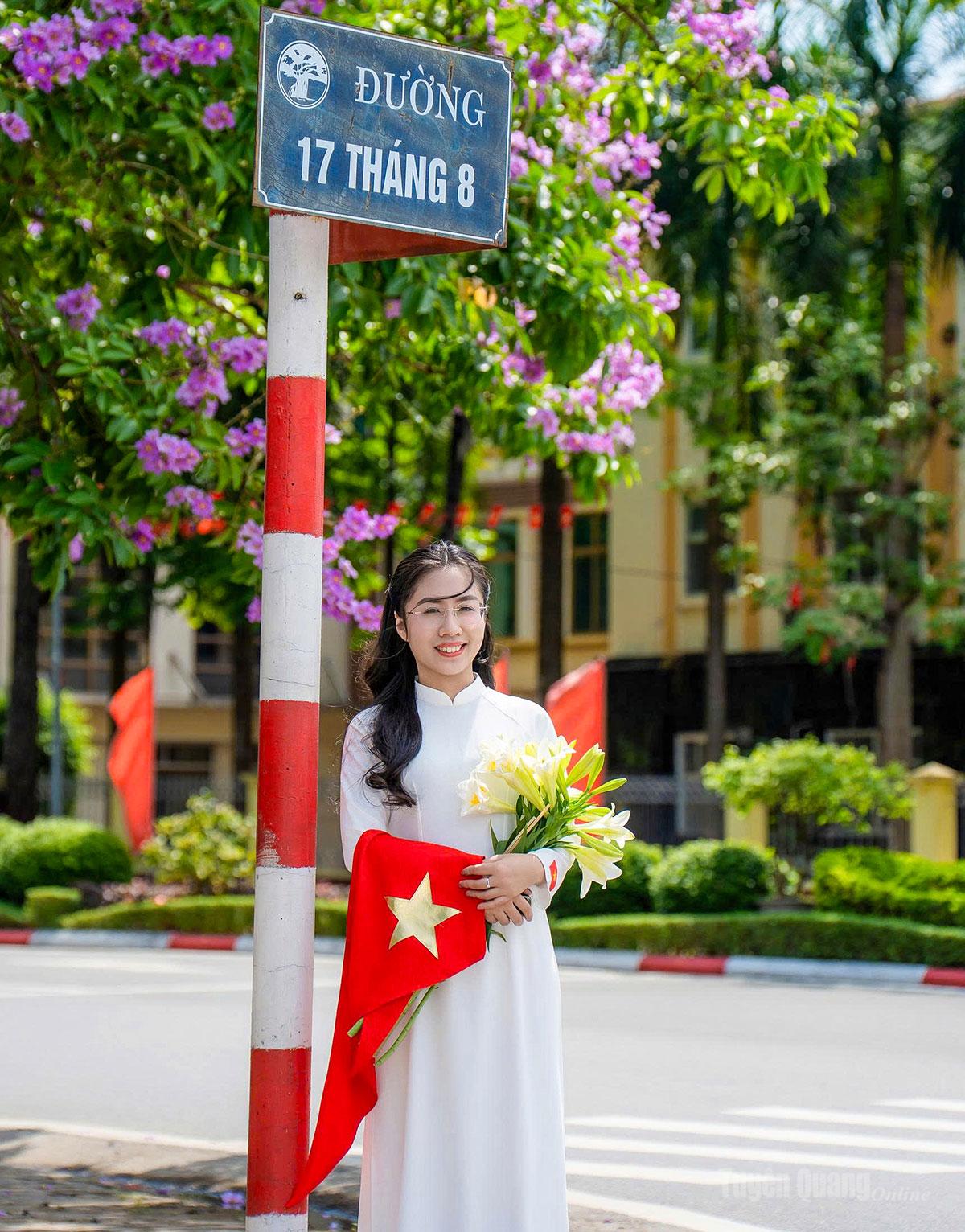 Chụp ảnh với con đường lịch sử, đường 17-8, phường Minh Xuân.