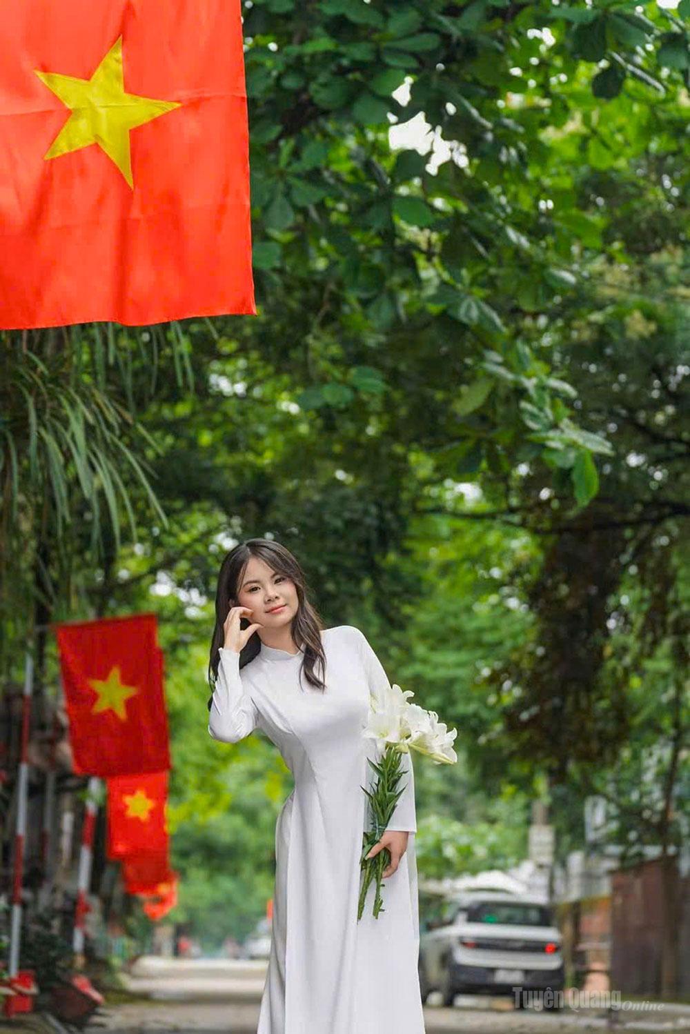 Cờ Tổ quốc nhuộn đỏ từng ngõ phố.