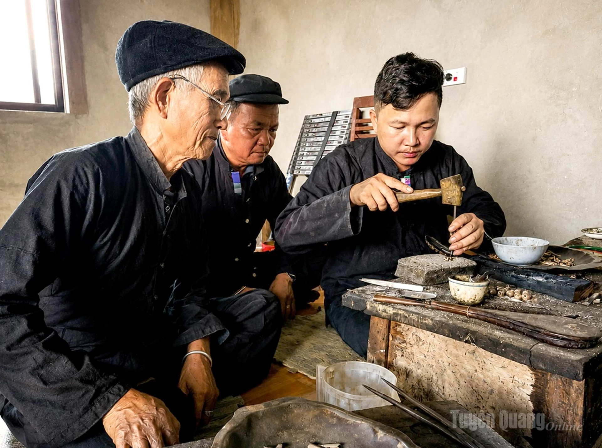Inside the modest workshop of artisan Lu Van Nghiems family, the silver-making tradition continues to be handed down through generations. Senior craftsmen personally teach and pass on every technique to younger family members.