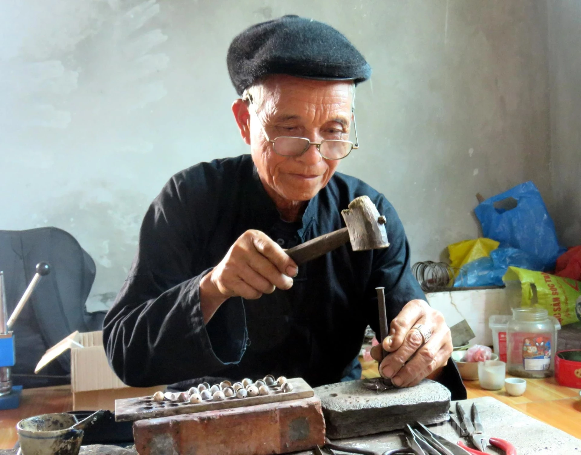 At the age of 72, Lu Lao Khun has devoted 55 years to the silver-making craft. He meticulously shapes every detail of each piece using traditional handcrafting techniques.