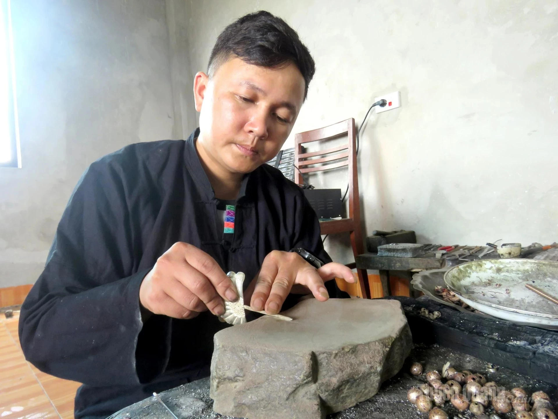 Lu Van Nghiem carefully files and smooths every detail before the jewelry moves on to the firing stage.