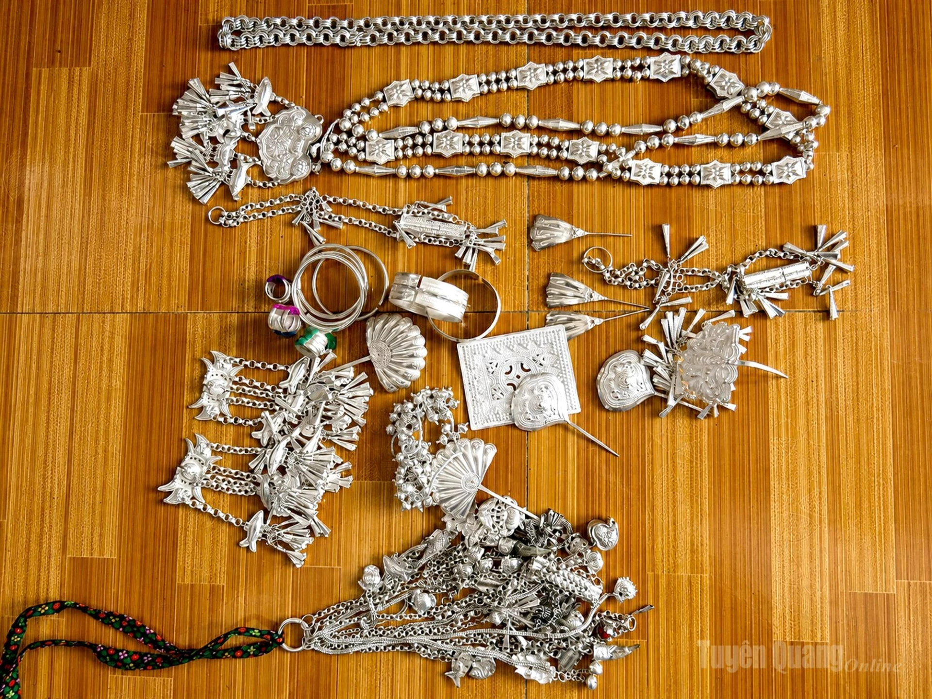 A complete set of silver jewelry featuring traditional Nung motifs. Each set takes approximately two to three weeks to complete and is sold in many localities both within and beyond the province. Trung Thinh Commune is currently home to 15 households that continue the craft, providing stable incomes for local families.