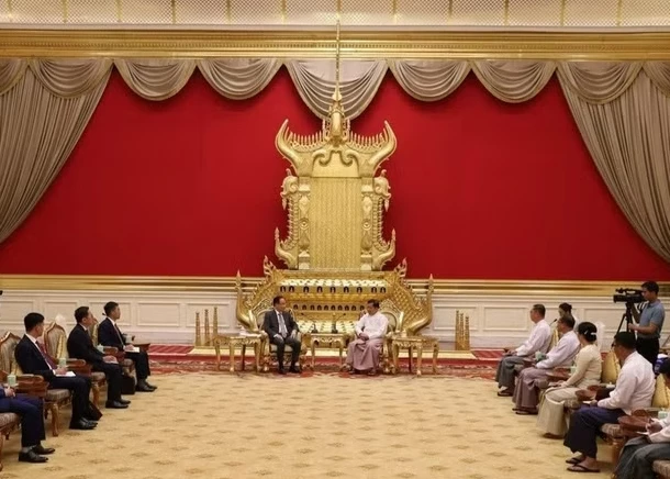 Minister of Foreign Affairs Le Hoai Trung holds meetings with Myanmar President Min Aung Hlaing. (Photo: VNA)
