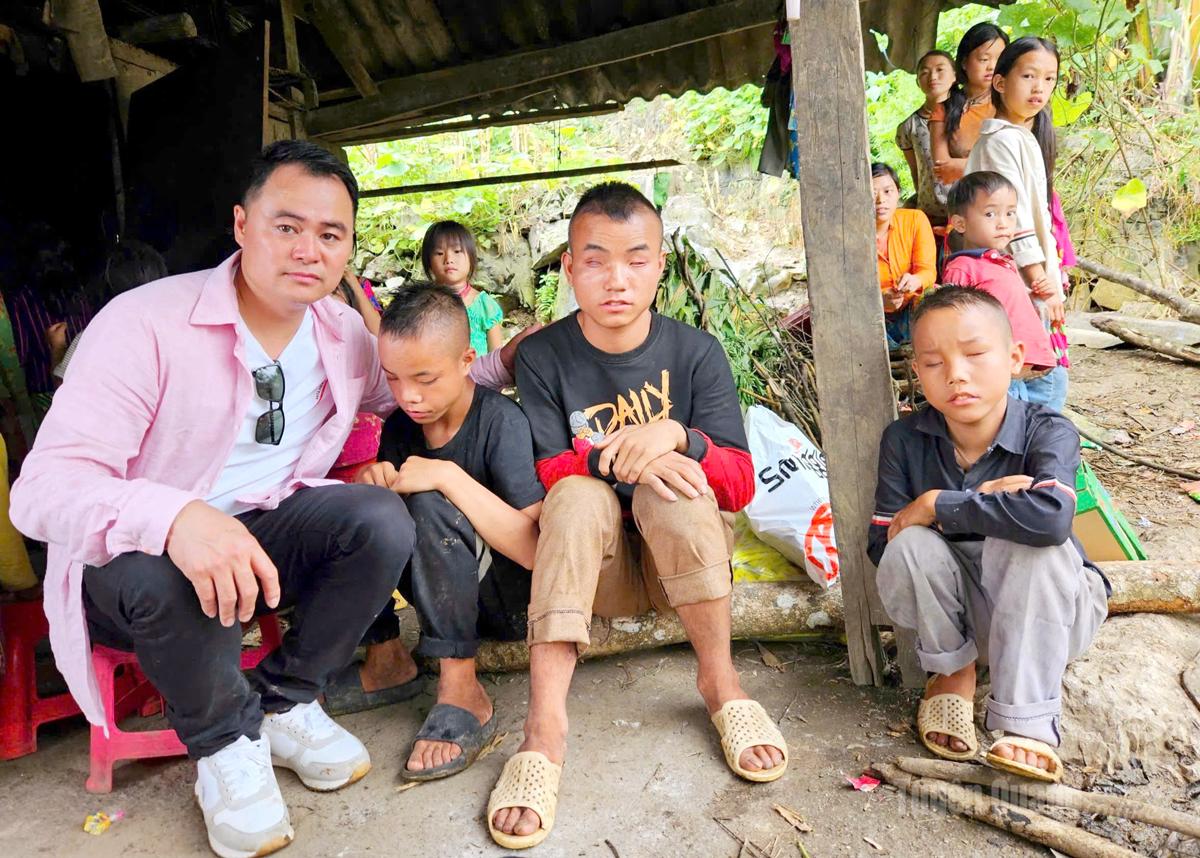 Anh Lý Đức bên ba người con nuôi khiếm thị ở thôn Trù Lủng Trên, xã Khâu Vai.